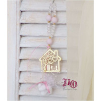 Οικογένεια σε σπιτάκι ροζ