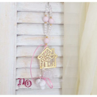 Οικογένεια σε σπιτάκι ροζ